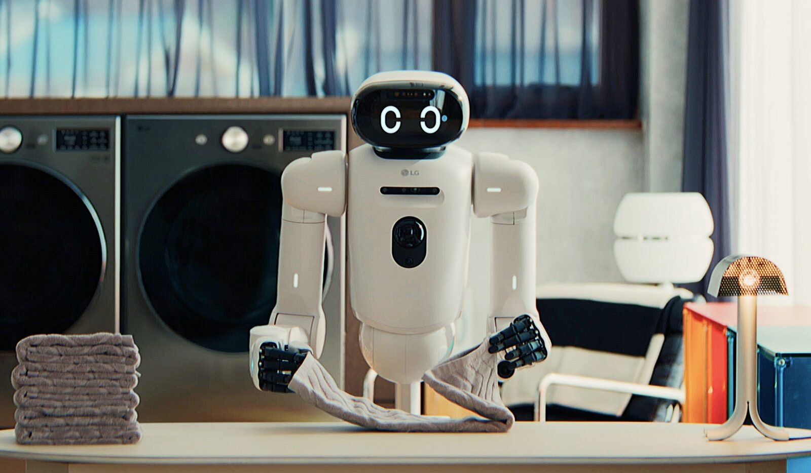 Roboții și paradoxul plierii hainelor: o provocare pentru inteligența artificială Roboții pot executa sarcini extrem de complexe, cum ar fi calculul avansat sau interpretarea unor cantități mari de date, dar se confruntă cu dificultăți în efectuarea unor activități elementare, precum plierea hainelor