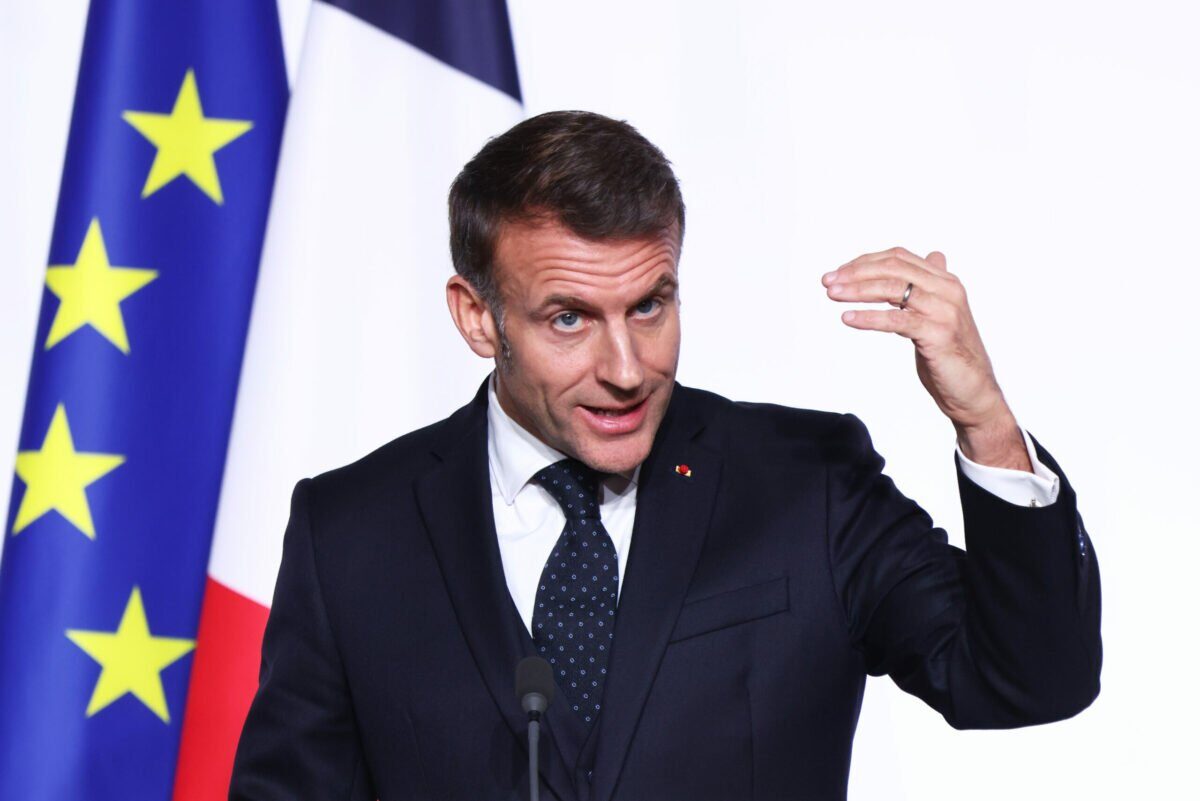 Macron trimite portavionul Charles de Gaulle în Mediterana, după atacuri asupra bazelor franceze Președintele francez Emmanuel Macron a ordonat trimiterea portavionului Charles de Gaulle în Marea Mediterană și a anunțat intenția de a „construi o coaliție” pentru a asigura „căile maritime critice”