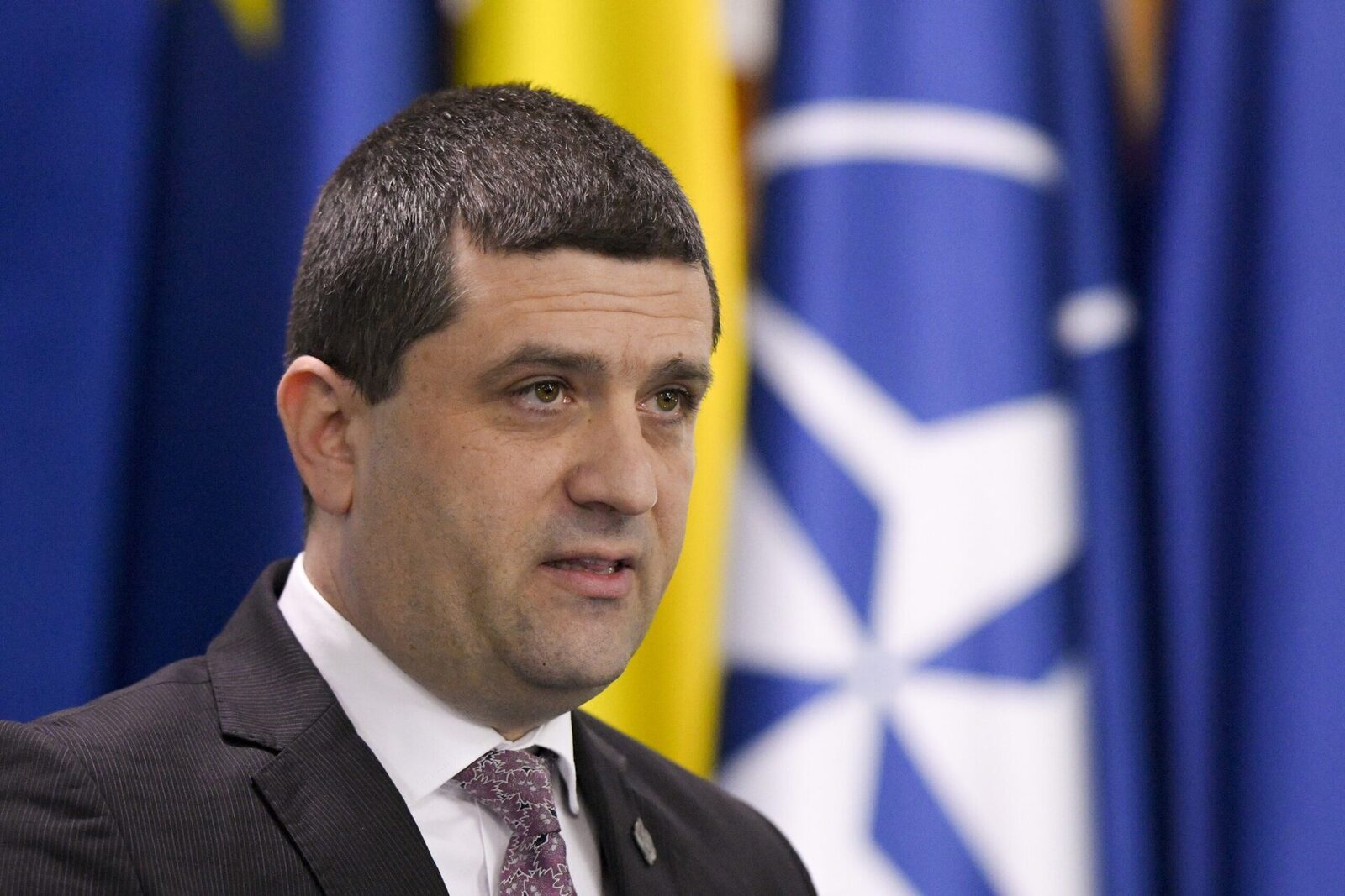 MApN verifică stadiul programului Piranha V și subliniază importanța colaborării cu industria națională Ministrul Apărării, Radu Miruță, a condus o întâlnire de lucru axată pe progresul contractului de achiziție a transportoarelor blindate pentru trupe 8×8 Piranha V și derivate, fabricate în România