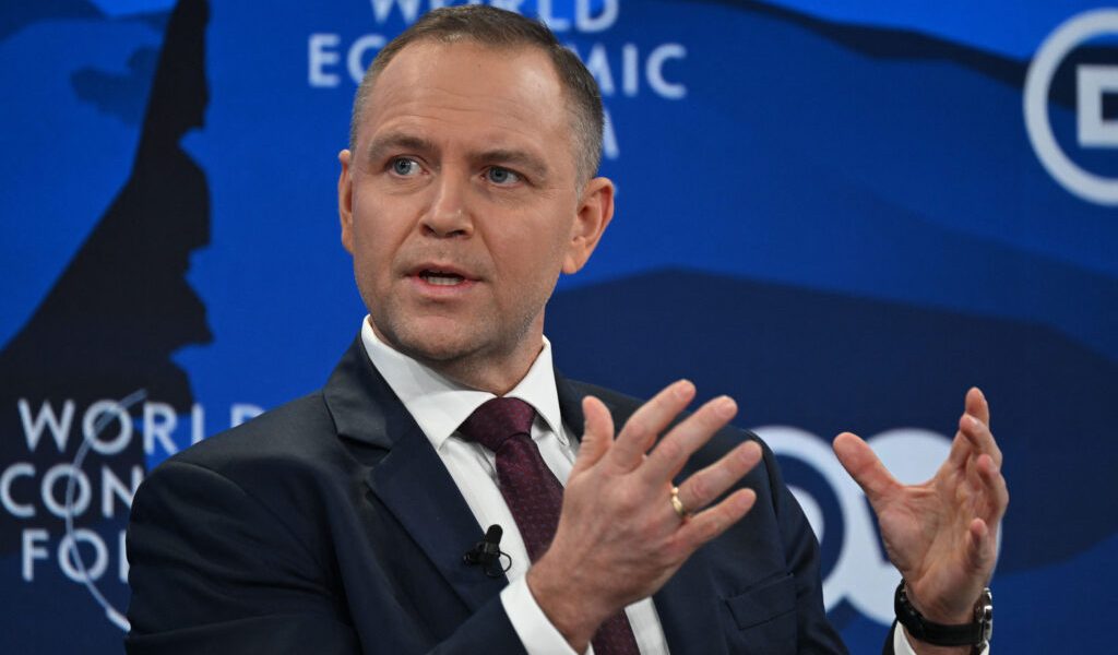 Polonia reduce treptat beneficiile sociale pentru refugiații ucraineni Polonia a implementat o lege care limitează beneficiile sociale pentru refugiații ucraineni, la peste patru ani de la începutul invaziei rusești