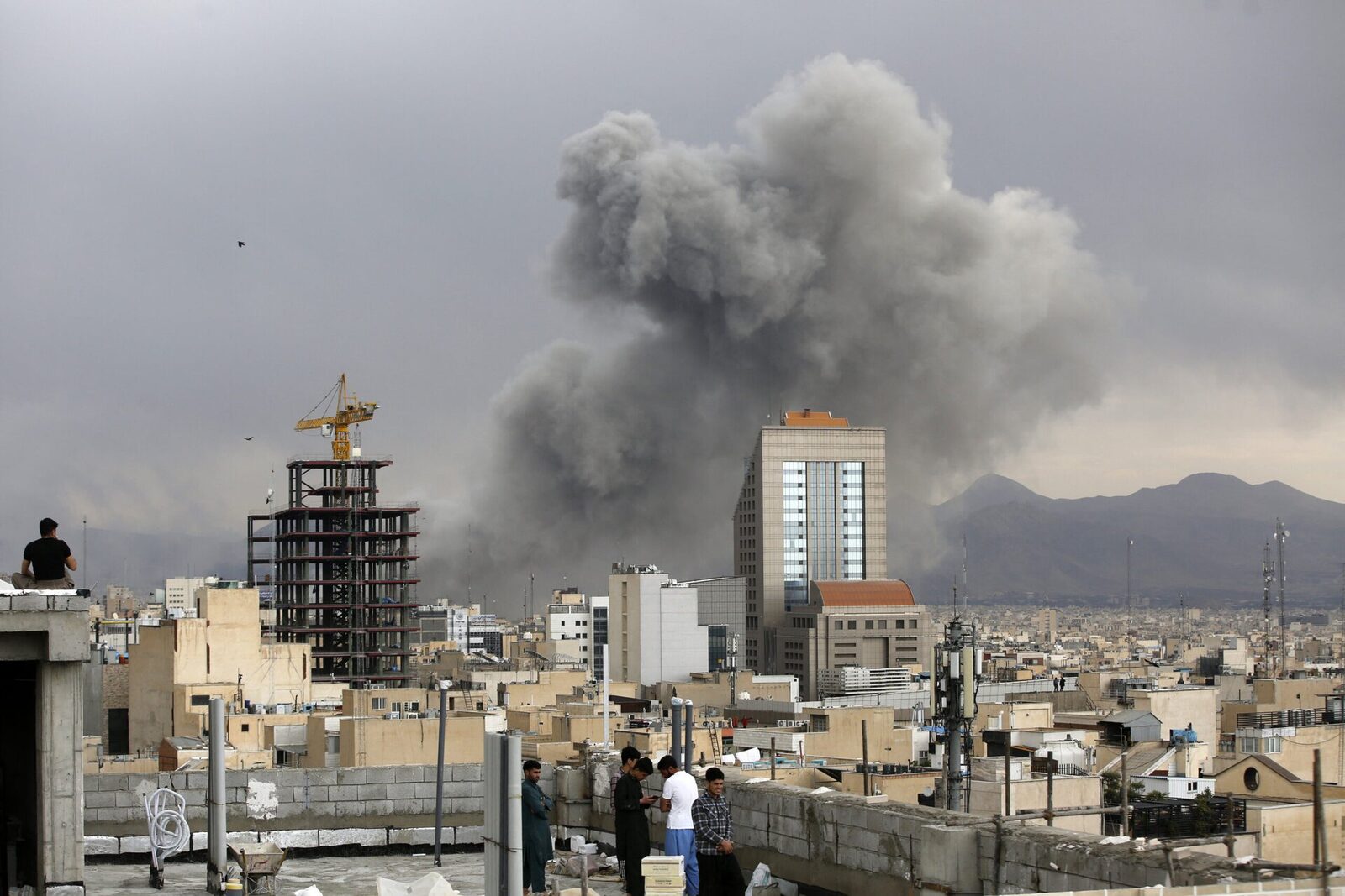Conflictul din Orientul Mijlociu escaladează: Israelul atacă Teheranul și Beirutul Israelul a lansat atacuri simultane asupra Teheranului și Beirutului, marcând o nouă escaladare a conflictului din Orientul Mijlociu