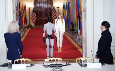 Melania Trump, cu un robot umanoid la summit. Cum arată clasa viitorului cu AI?