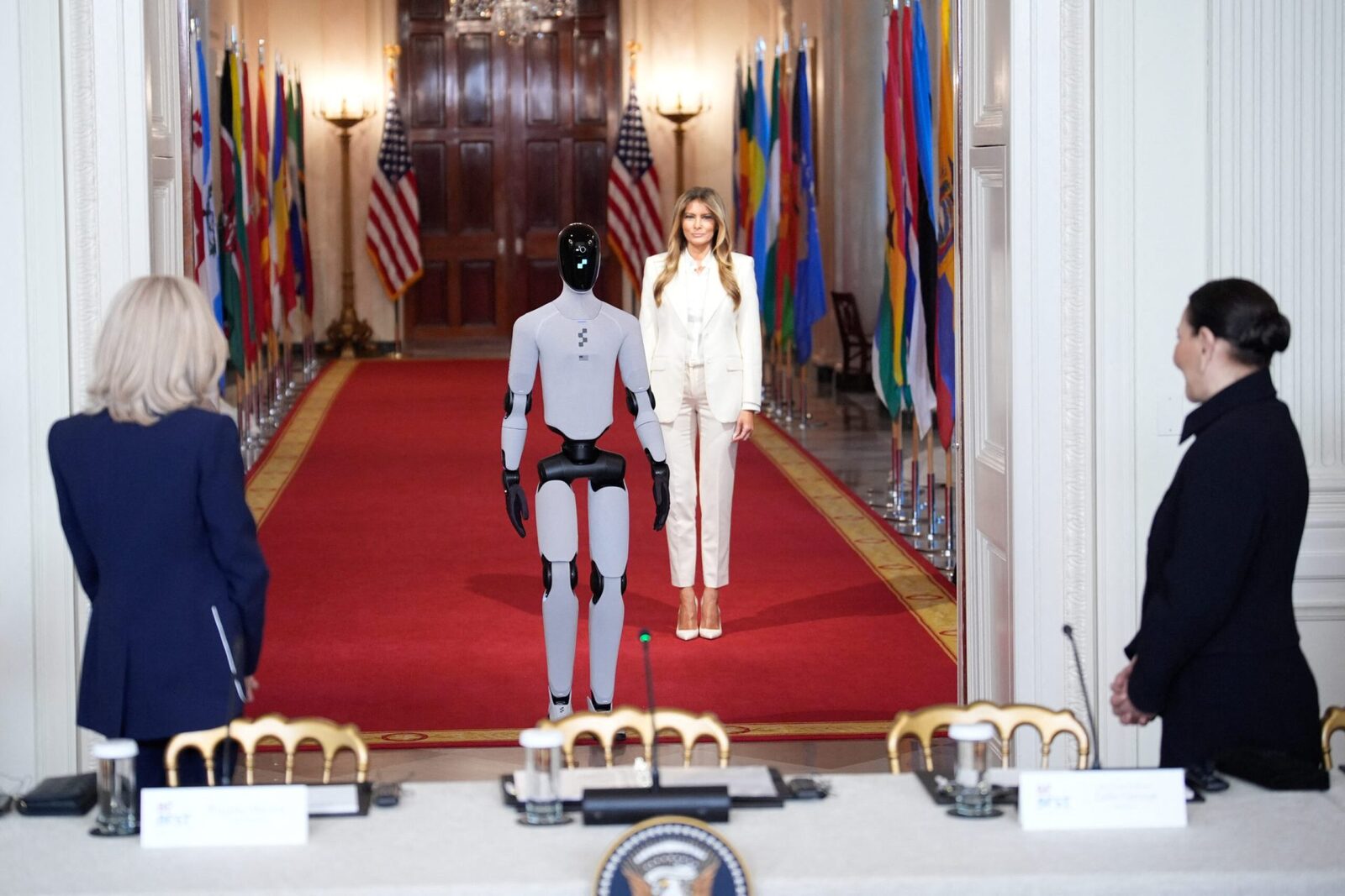 Melania Trump, cu un robot umanoid la summit. Cum arată clasa viitorului cu AI?