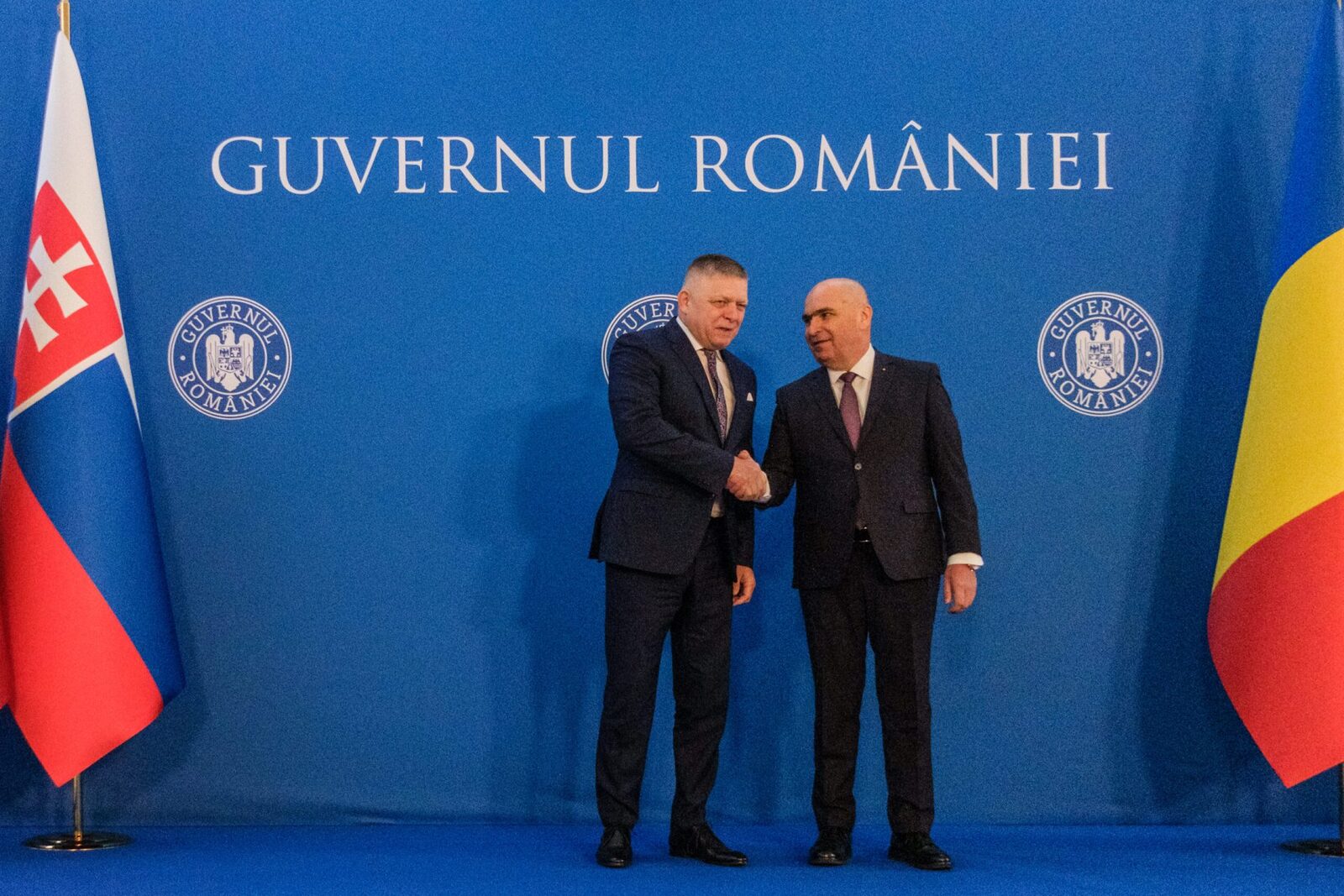 România și Slovacia, relații consolidare și proiecte comune în discuțiile dintre Bolojan și Fico Premierul român, Ilie Bolojan, s-a întâlnit vineri cu omologul său slovac, Robert Fico, pentru a discuta despre consolidarea relațiilor bilaterale și proiecte de interes comun