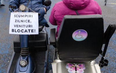 Protest amplu în Piața Victoriei: Persoanele cu dizabilități cer măsuri urgente București – Zeci de persoane cu dizabilități au protestat marți în Piața Victoriei, exprimându-și nemulțumirea față de politicile guvernului privind indemnizațiile și impozitarea acestora