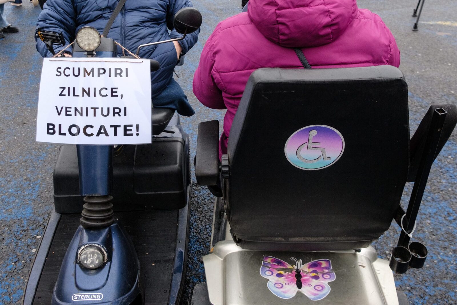 Protest amplu în Piața Victoriei: Persoanele cu dizabilități cer măsuri urgente București – Zeci de persoane cu dizabilități au protestat marți în Piața Victoriei, exprimându-și nemulțumirea față de politicile guvernului privind indemnizațiile și impozitarea acestora