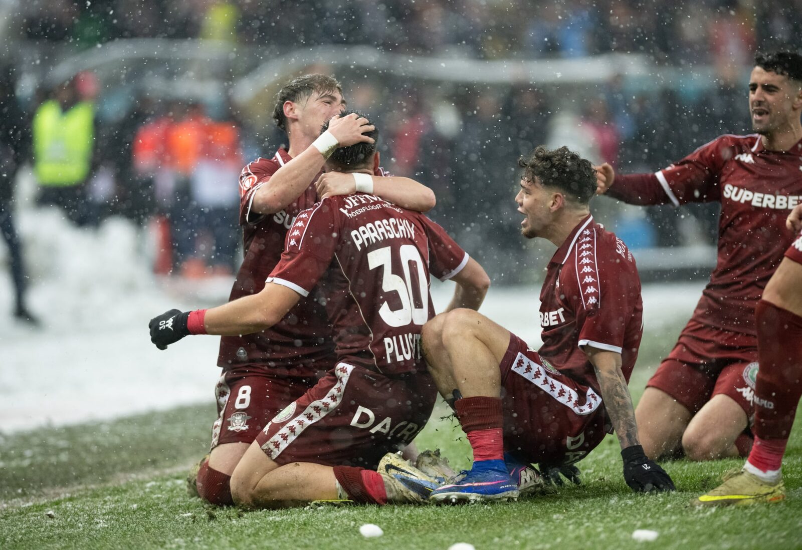 Rapid domină derby-ul cu Dinamo și își continuă seria victoriilor Rapid București a învins-o pe Dinamo cu scorul de 2-1, sâmbătă seară, pe Arena Națională