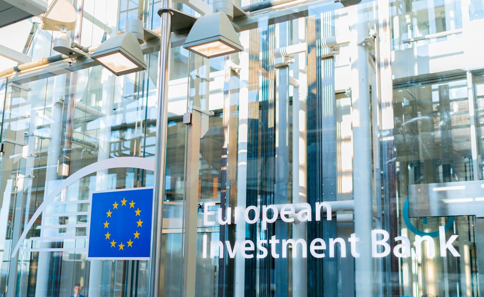 Banca Europeană de Investiții pompează sute de milioane de euro în Cipru Grupul Băncii Europene de Investiții (BEI) a atins în 2025 un nivel record de finanțare în Cipru, cu un total de 372 de milioane de euro investiți în diverse proiecte