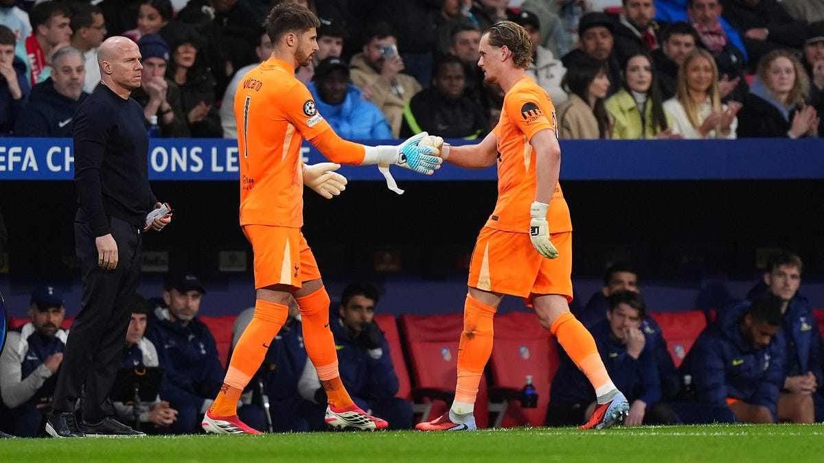Kinsky, schimbat după 17 minute: Dezastru la debutul lui Tottenham?