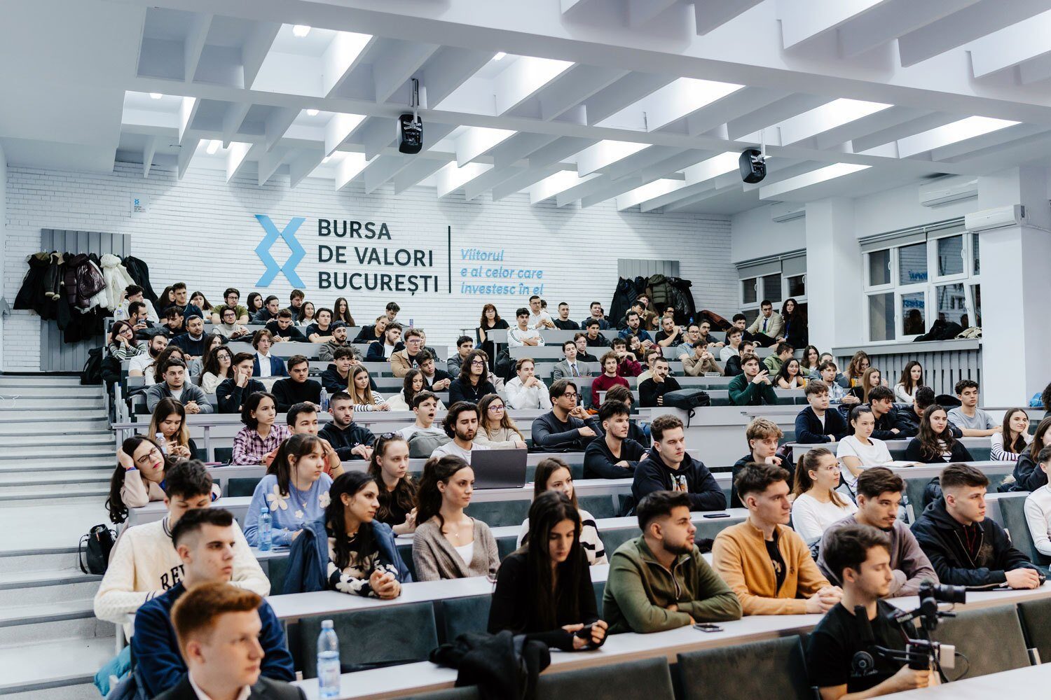 Stabilitatea, un „activ” de preț în lumea investițiilor, explicată studenților de lideri din sectorul financiar În contextul unei lumi marcate de instabilitate, cu pandemii și conflicte, conceptul de stabilitate a devenit un element vital, mai ales în domeniul investițiilor