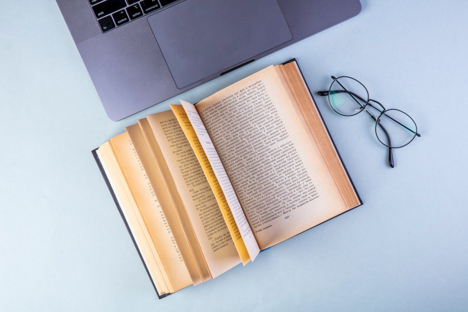 Libris.ro lansează primul librar virtual inteligent din România Libris.ro, una dintre cele mai mari librării online din România, a anunțat lansarea lui Cotor, prezentat drept primul librar virtual inteligent dedicat recomandărilor de carte