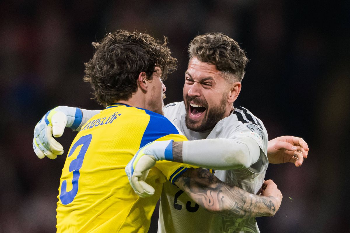 Suedia, miracol la baraj: Nordicii merg la Campionatul Mondial după un parcurs preliminar dezastruos Suedia este calificată la Campionatul Mondial de Fotbal 2026! Într-o seară de neuitat pe arena din Stockholm, echipa condusă de Graham Potter a învins Polonia cu scorul de 3-2, asigurându-și un loc la turneul final