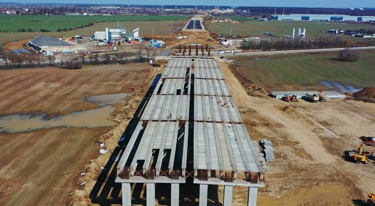 Autostrada A0: Primul tronson ar putea fi deschis circulației în această vară Lucrările la Lotul 1 al Autostrăzii A0 Nord, care înconjoară Bucureștiul, au avansat semnificativ, existând posibilitatea ca primul tronson să fie dat în folosință chiar în vara acestui an