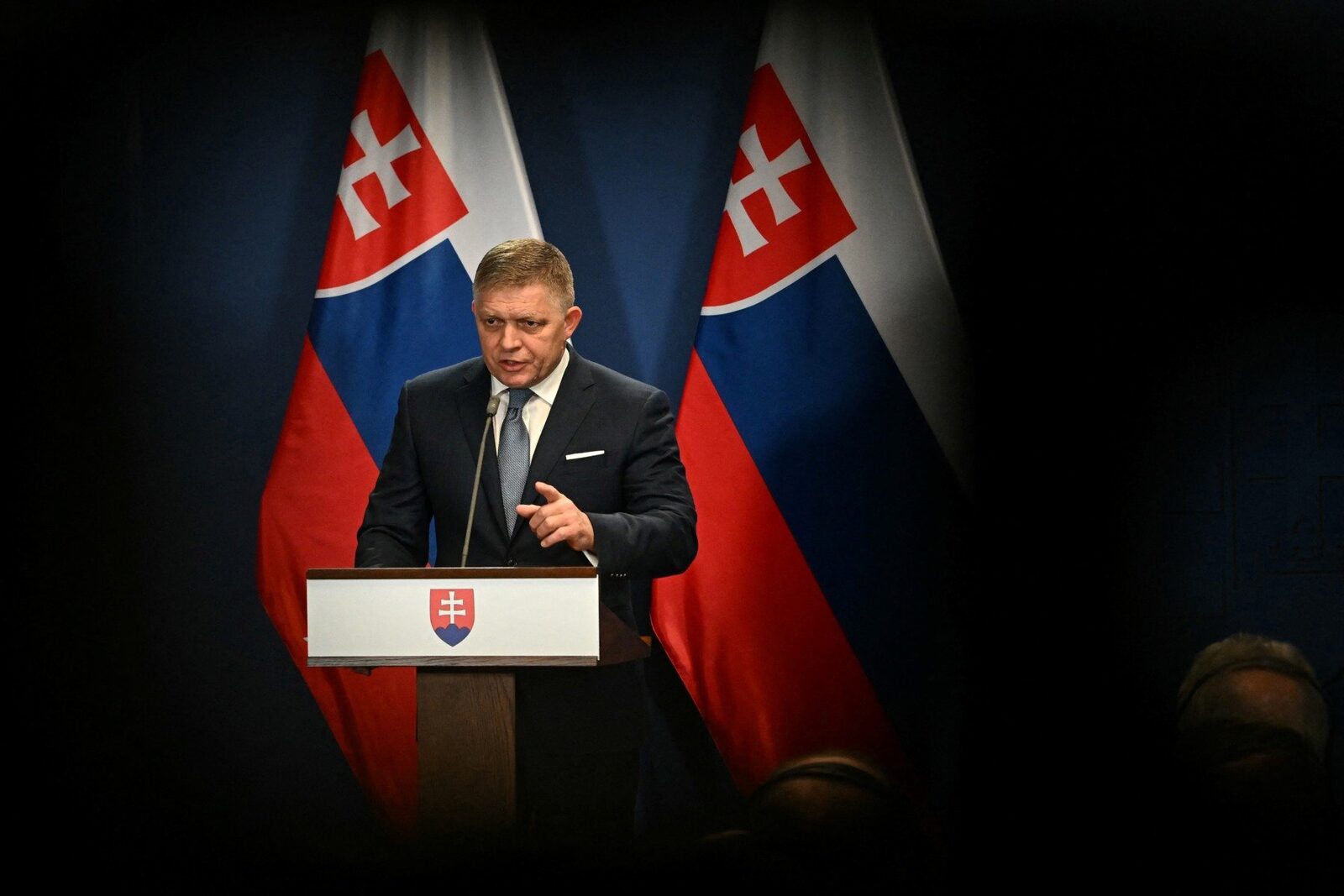 Fico face pasul înapoi în fața Bruxelles-ului Premierul slovac Robert Fico a anunțat, miercuri, că guvernul său va abroga o lege controversată adoptată în decembrie, care viza desființarea biroului avertizorilor de integritate
