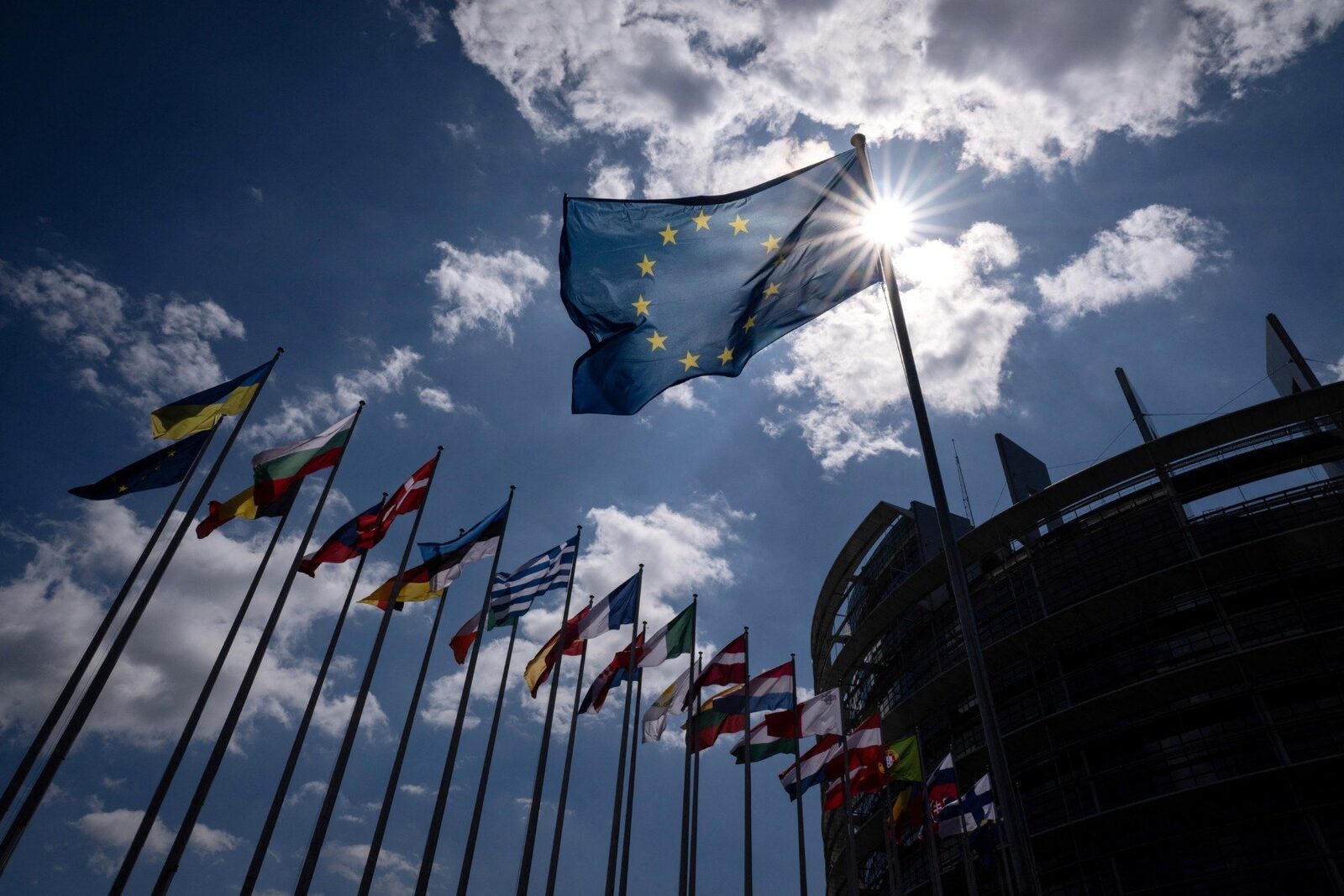 Criza energetică: UE cere statelor membre să reducă taxele, pe fondul tensiunilor din Orientul Mijlociu Șeful energiei din Uniunea Europeană, Dan Jørgensen, a solicitat statelor membre să examineze posibilitatea reducerii taxelor pe energie, în contextul creșterii prețurilor la petrol și gaze, accentuate de tensiunile din Orientul Mijlociu