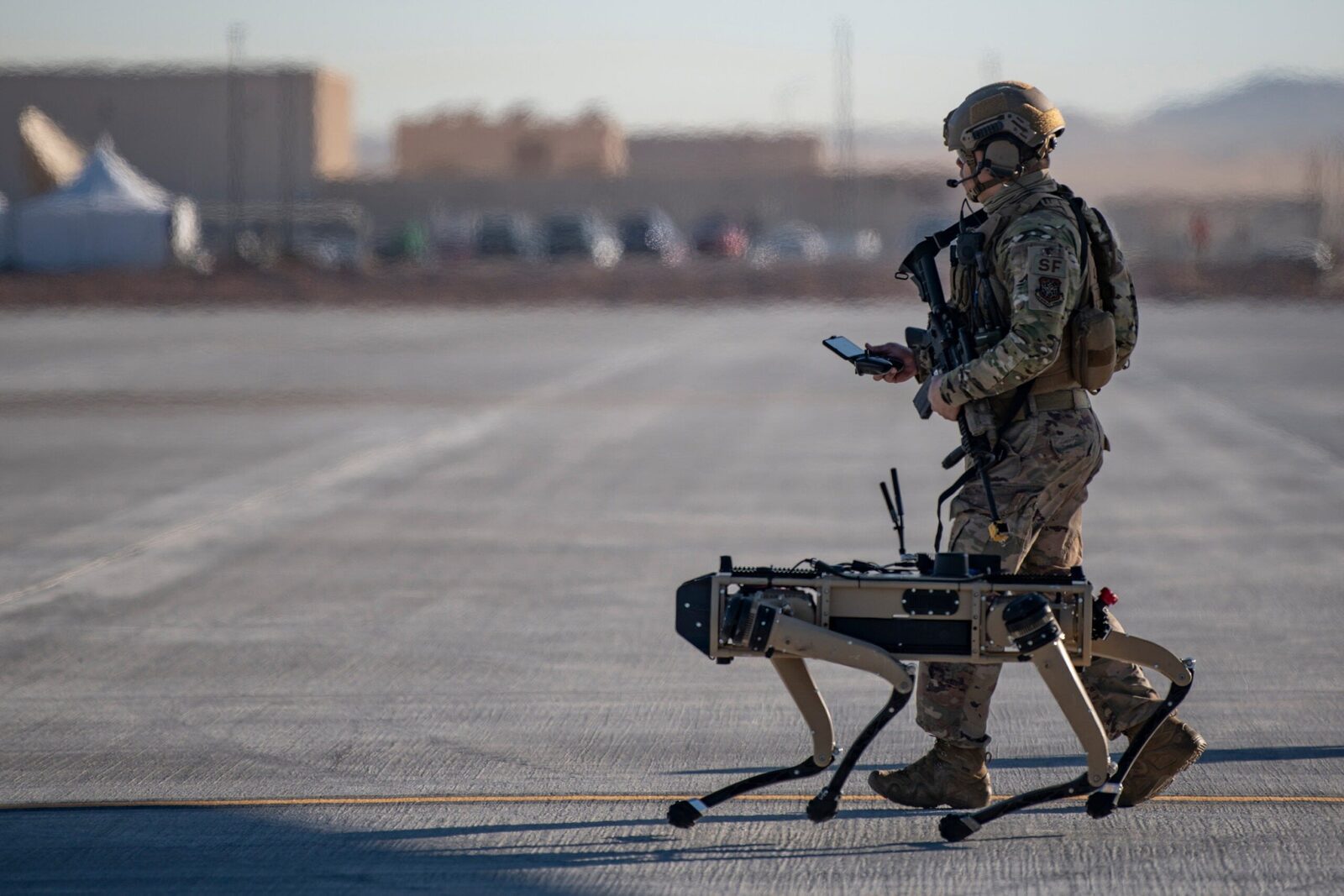Inteligența artificială și viitorul războiului: un pericol iminent? Dezbaterea globală despre utilizarea inteligenței artificiale (AI) în domeniul militar a depășit stadiul speculațiilor