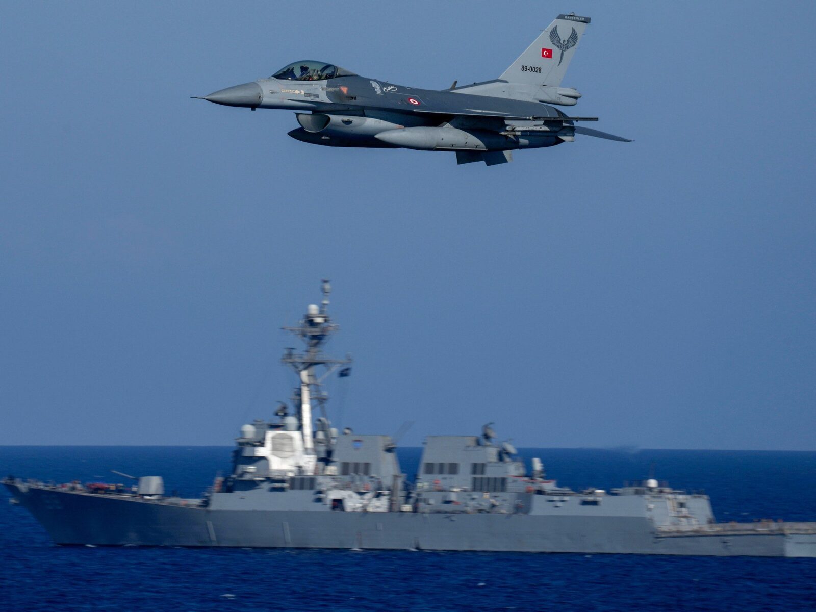 Rachetă interceptată deasupra Turciei: Tensiuni în creștere în regiune O rachetă balistică lansată din Iran și îndreptată spre spațiul aerian turc a fost interceptată și distrusă de sistemele de apărare aeriană NATO, a anunțat Ministerul Apărării din Turcia