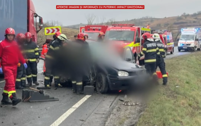 Tragedie pe DN 1F: Cinci bărbați și-au pierdut viața într-un accident rutier în Cluj Un accident rutier grav a avut loc luni, în localitatea Sânpaul din județul Cluj, pe DN 1F, soldat cu moartea a cinci persoane