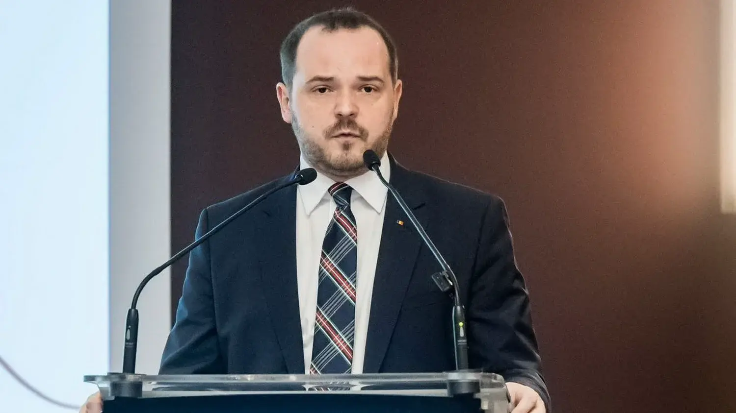 Ministrul Sănătății clarifică criteriile de performanță pentru medici: Ce presupune reorganizarea gărzilor Ministrul Sănătății, Alexandru Rogobete, a adus precizări importante cu privire la proiectul privind introducerea plății medicilor în funcție de criterii de performanță