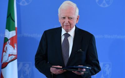 Avertismentul Nobel: Carnea de vită, un posibil factor de risc pentru cancerul de colon Celebrul medic german Harald zur Hausen, laureat al Premiului Nobel pentru Medicină, a emis de-a lungul carierei sale avertismente cu privire la riscurile ascunse în anumite alimente consumate frecvent în societatea modernă