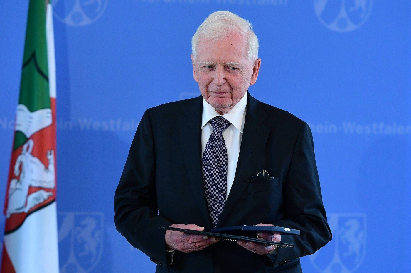 Avertismentul Nobel: Carnea de vită, un posibil factor de risc pentru cancerul de colon Celebrul medic german Harald zur Hausen, laureat al Premiului Nobel pentru Medicină, a emis de-a lungul carierei sale avertismente cu privire la riscurile ascunse în anumite alimente consumate frecvent în societatea modernă