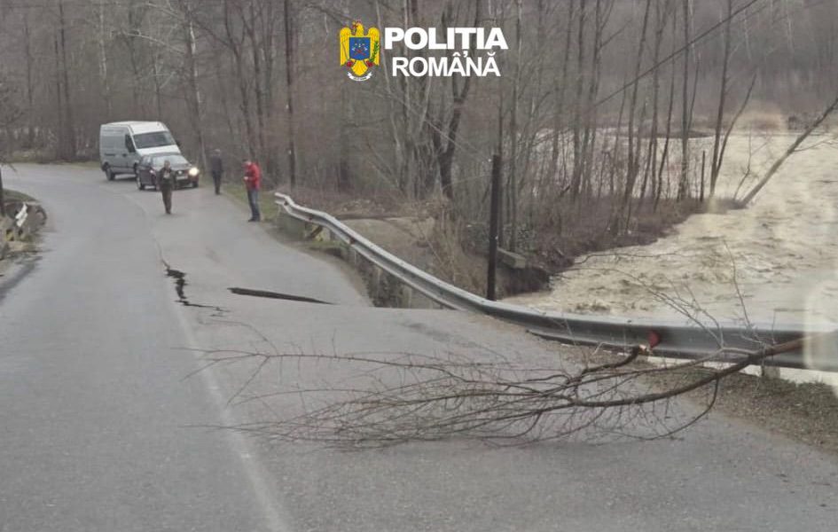 FOTO! Trafic rutier restricționat pe DJ 205 D, la Prahuda-Paltin, din cauza unei alunecări de teren