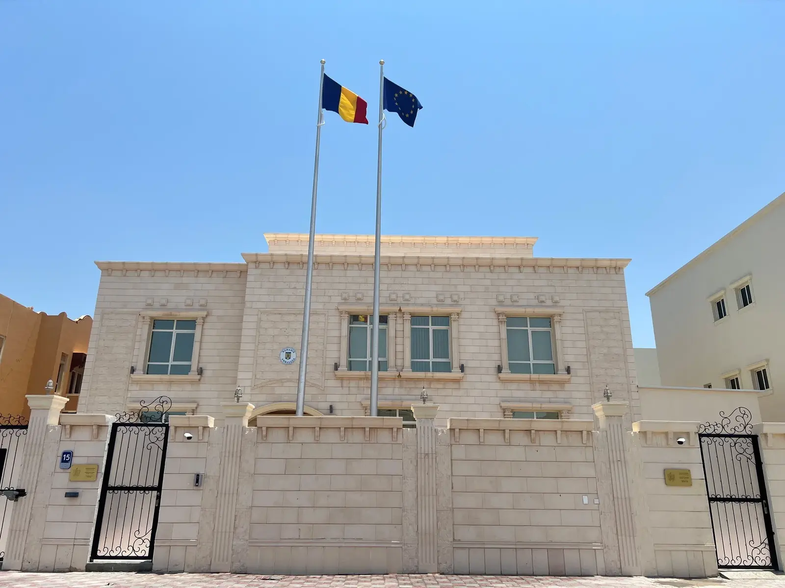 Românii blocați în Dubai vor fi ajutați să-și prelungească șederea Consulatul României la Dubai a anunțat că cetățenii români ale căror zboruri au fost anulate din cauza închiderii spațiului aerian vor primi sprijin pentru a-și prelungi șederea în Emiratele Arabe Unite