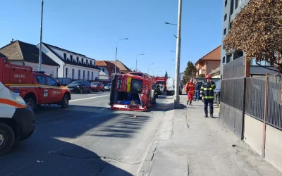 Accident grav în Sibiu: Ambulanță SMURD răsturnată, Planul Roșu de Intervenție activat O ambulanță SMURD, în care se aflau șase persoane, a fost implicată într-un accident rutier sâmbătă, pe o stradă din municipiul Sibiu