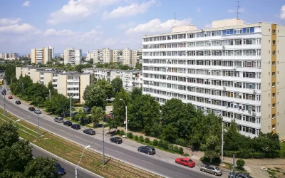 Orele de liniște: Ce spune legea despre zgomotul din apartamente și de la curte Zgomotul excesiv, fie el produs de vecini sau de activitățile desfășurate în gospodărie, poate atrage amenzi consistente