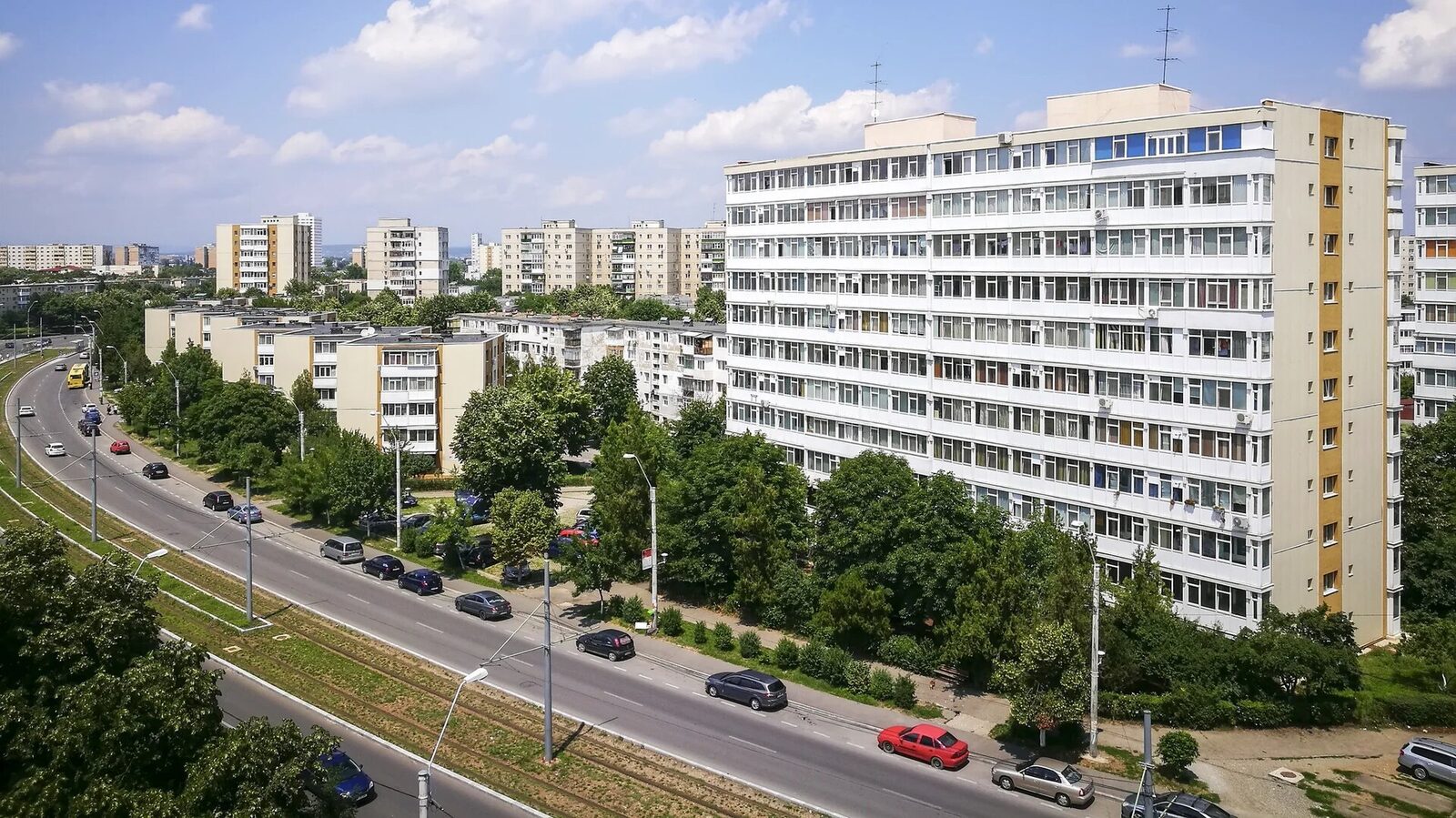 Orele de liniște: Ce spune legea despre zgomotul din apartamente și de la curte Zgomotul excesiv, fie el produs de vecini sau de activitățile desfășurate în gospodărie, poate atrage amenzi consistente
