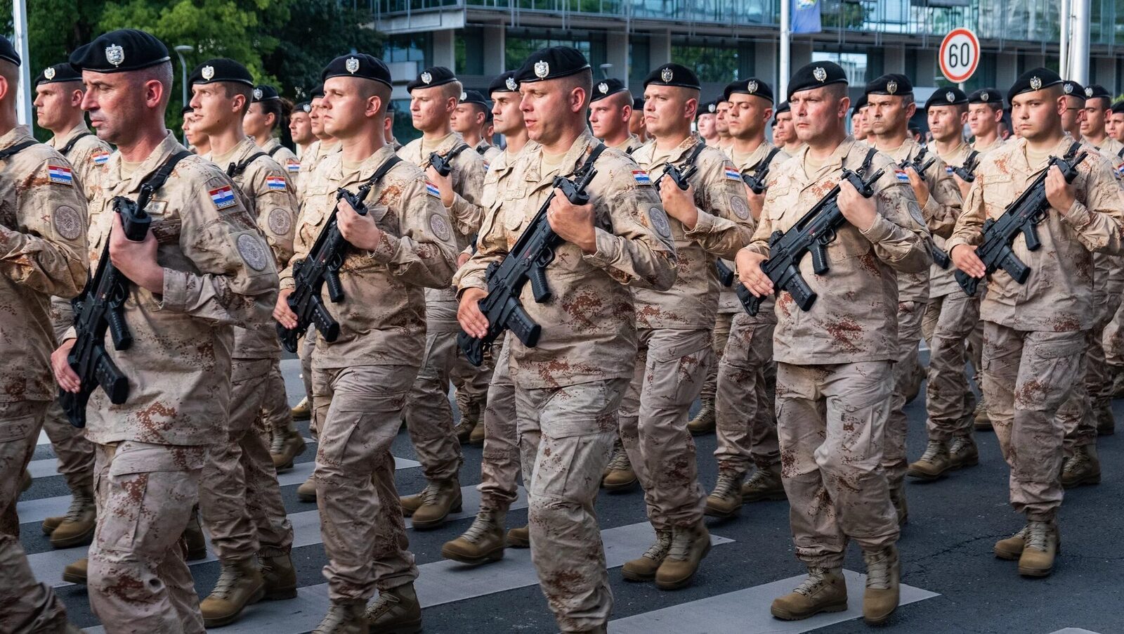 Croația reintroduce serviciul militar obligatoriu după 17 ani, pe fondul tensiunilor geopolitice Zagrebul reintroduce serviciul militar obligatoriu, începând cu o serie de programe de instruire pentru tinerii croați