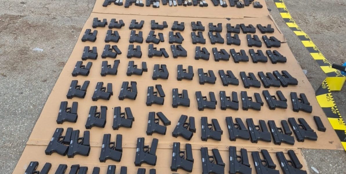 Descoperire majoră la Calafat: Peste 100 de pistoale și țigări de contrabandă, confiscate de polițiști Un cetățean turc a fost reținut de polițiștii români după ce a fost prins în flagrant cu un transport ilegal de arme și țigări de contrabandă, la punctul de frontieră Calafat