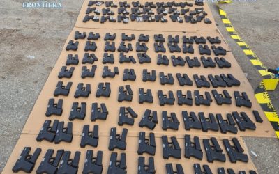 Descoperire majoră la Calafat: Peste 100 de pistoale și țigări de contrabandă, confiscate de polițiști Un cetățean turc a fost reținut de polițiștii români după ce a fost prins în flagrant cu un transport ilegal de arme și țigări de contrabandă, la punctul de frontieră Calafat