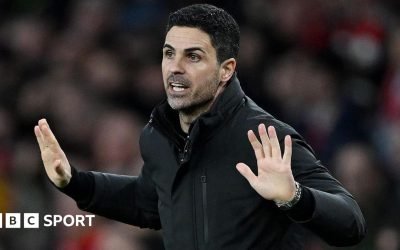 Arsenal, ținta criticilor rivalilor: Arteta răspunde acuzațiilor legate de tactica la cornere Londra – Managerul lui Arsenal, Mikel Arteta, a răspuns criticilor venite din partea antrenorilor rivali referitoare la tacticile echipei sale la fazele fixe, declarând că este „supărat” pentru că nu au marcat mai multe goluri din lovituri de colț