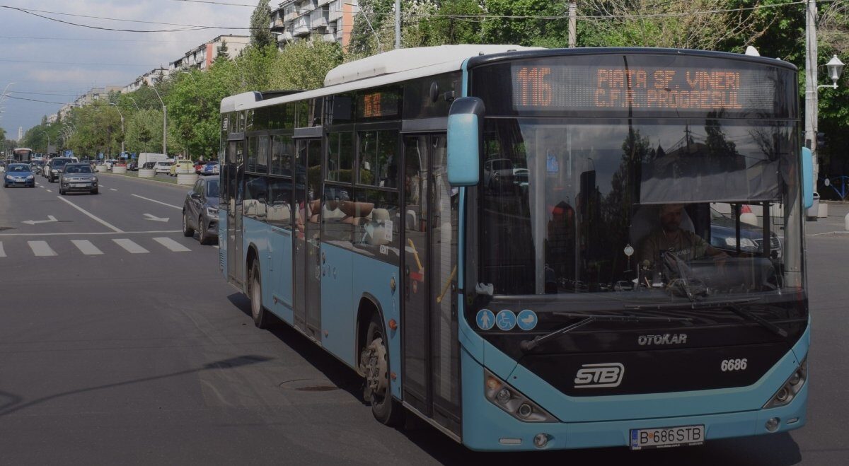 Trei autobuze, în noua stație Eroii Revoluției. Legătura cu metroul M2