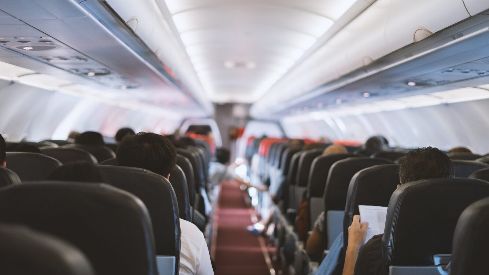 Elevi din Vrancea, Neamț și Suceava, repatriați dintr-o zonă de conflict Un grup de elevi din județele Vrancea, Neamț și Suceava a revenit în țară, marți după-amiază, la bordul unei aeronave care a transportat în total 166 de persoane, inclusiv 39 de cetățeni europeni