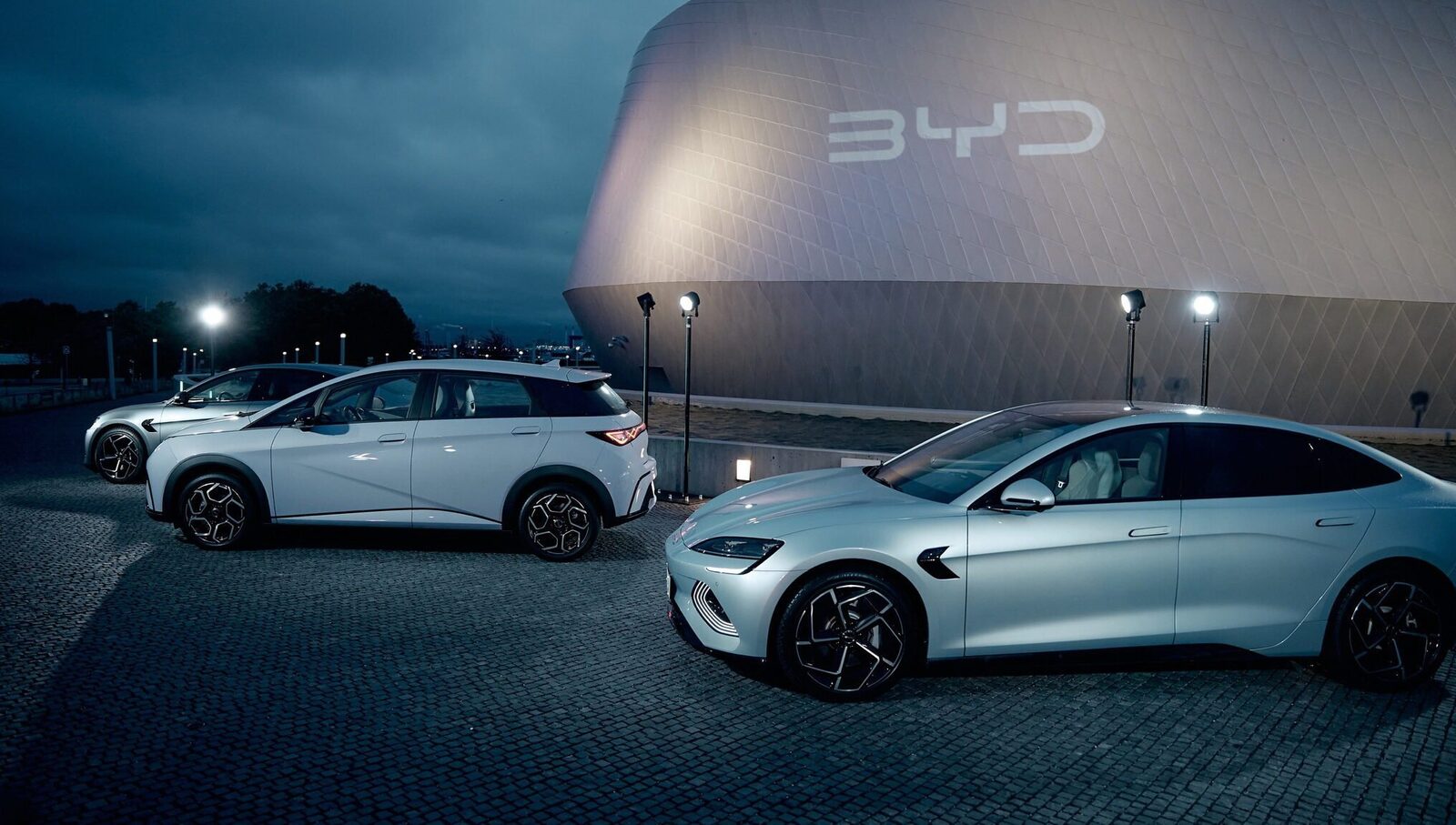 BYD, liderul vehiculelor electrice, încetinește pe piața chineză: Rivalii cresc rapid Producătorul chinez de automobile electrice BYD a înregistrat o scădere semnificativă a vânzărilor în primele două luni ale anului 2026, indicând o schimbare notabilă în dinamica pieței auto chineze
