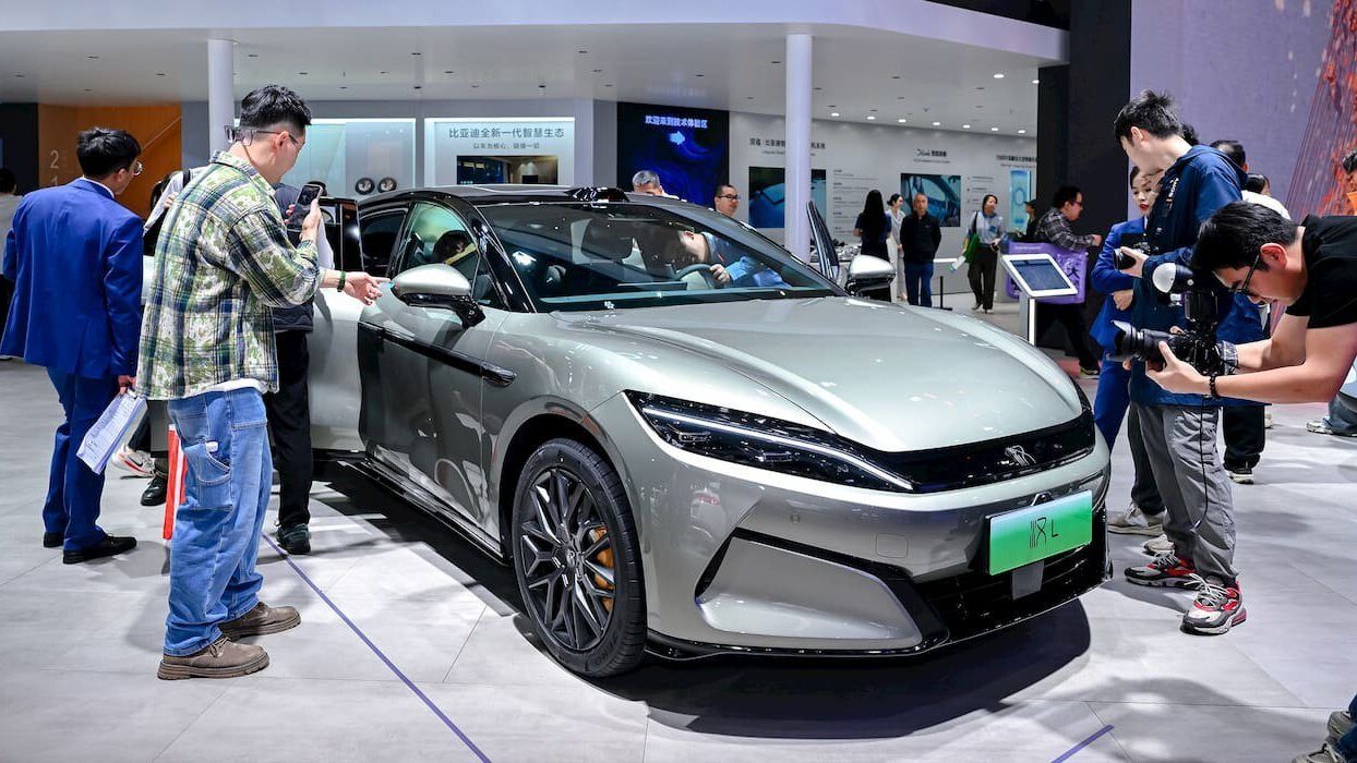 BYD pregătește o stație de încărcare ultra-rapidă: 2 km de autonomie adăugați pe secundă? Producătorul chinez de automobile electrice BYD pare să revoluționeze timpul de încărcare odată cu lansarea unui nou tip de stație