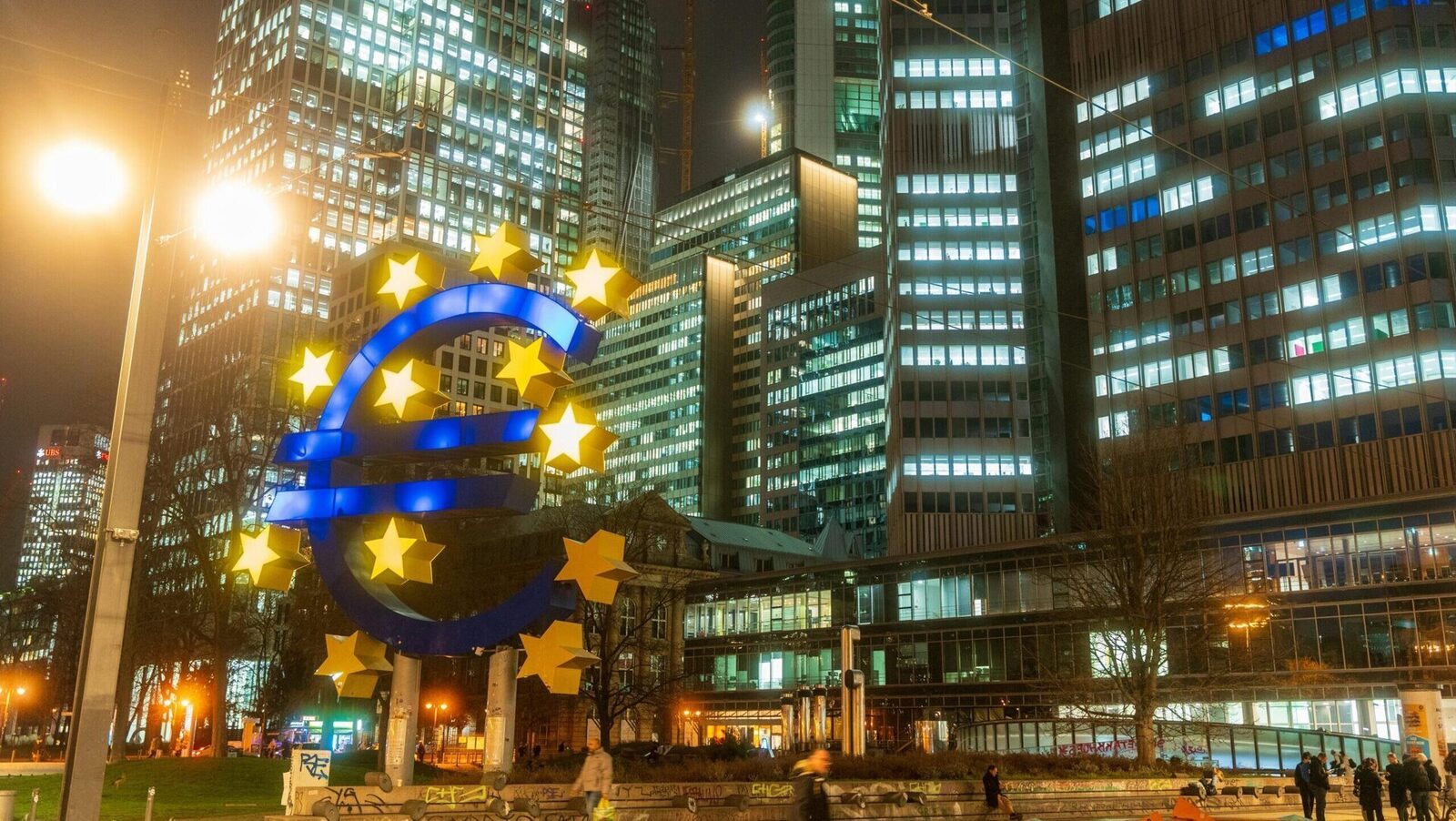 BCE: Fundamentele politicii monetare europene, stabile în ciuda conflictului din Orientul Mijlociu Olaf Sleijpen, membru în Consiliul guvernatorilor Băncii Centrale Europene (BCE) și guvernator al băncii centrale a Olandei, a declarat că, în ciuda conflictului din Orientul Mijlociu, nu sunt motive de schimbare majoră a politicii monetare a zonei euro