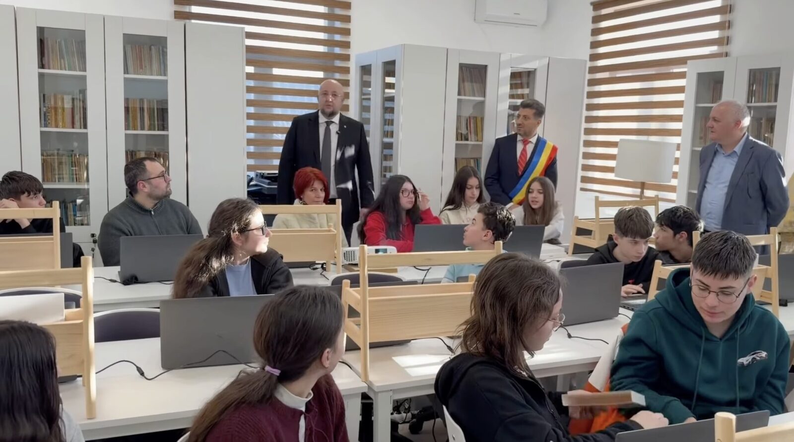 O bibliotecă din comuna Gușoeni, județul Vâlcea, a fost transformată într-un centru cultural modern, dotat cu tehnologie de ultimă generație, în urma unei investiții de aproape 280.000 de euro