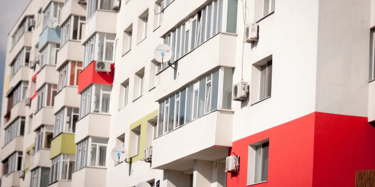 Cât costă să închizi un balcon în 2026: Ghidul prețurilor și al pașilor necesari Închiderea unui balcon poate reprezenta o investiție semnificativă, cu costuri care variază considerabil în funcție de o serie de factori