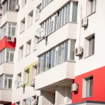 Reguli noi la bloc pentru balcoane închise din 2026: Taxe pentru proprietari