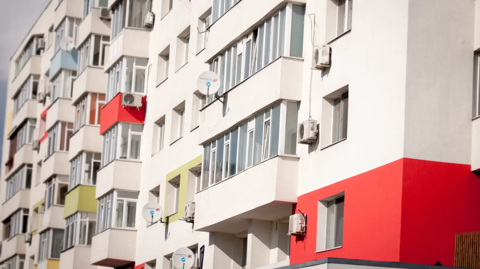 Cât costă să închizi un balcon în 2026: Ghidul prețurilor și al pașilor necesari Închiderea unui balcon poate reprezenta o investiție semnificativă, cu costuri care variază considerabil în funcție de o serie de factori