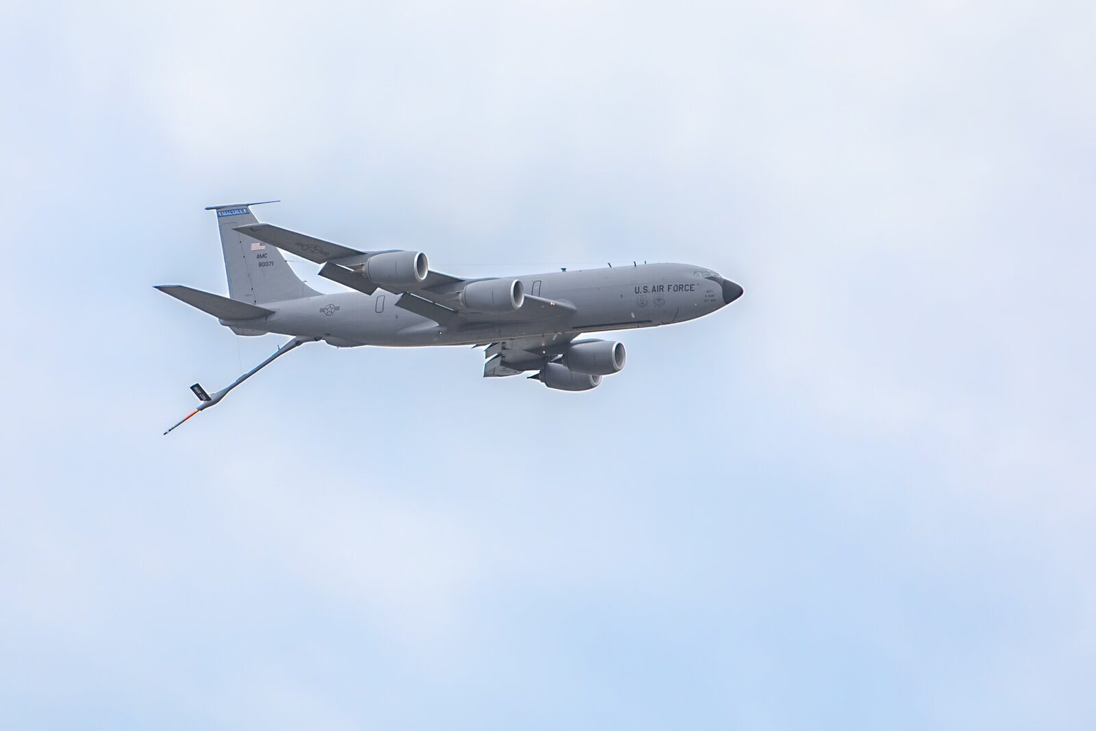 Bulgaria Intensifică Securitatea pe Fondul Tensiunilor din Orientul Mijlociu Sofia a sporit măsurile de securitate în jurul aeroporturilor și a locațiilor care găzduiesc personal american și israelian, ca urmare a escaladării tensiunilor din Orientul Mijlociu