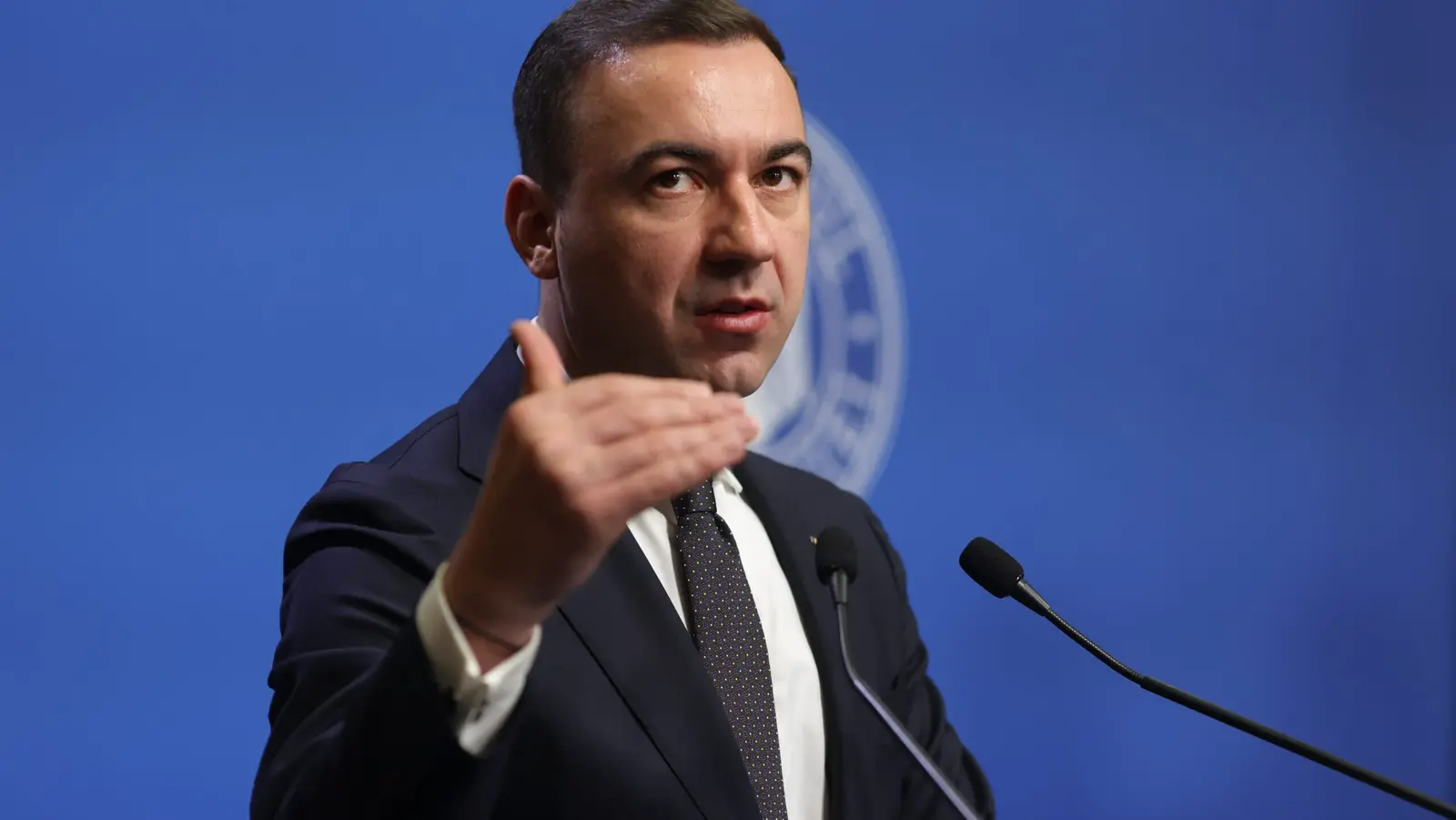 Guvernul caută soluții pentru a limita scumpirile la carburanți Ministrul Energiei, Bogdan Ivan, a declarat într-o intervenție la Antena 3 CNN că autoritățile române analizează măsuri pentru a diminua impactul creșterii prețurilor la carburanți asupra populației și a economiei