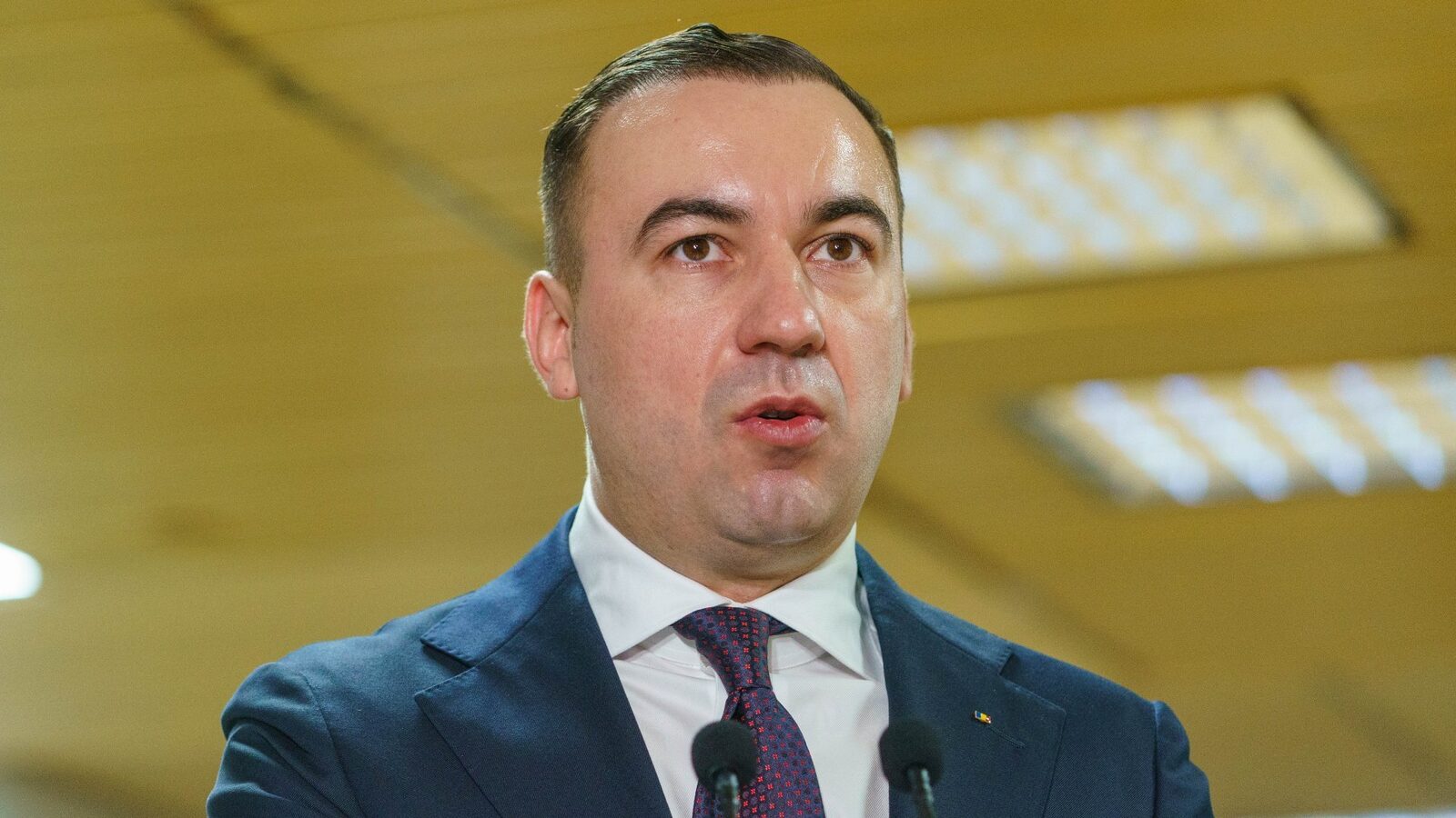 Ministrul Energiei propune măsuri pentru a stabiliza piața carburanților Bogdan Ivan, ministrul Energiei, a propus o serie de măsuri pentru a stabiliza piața carburanților, inclusiv posibila declarare a unei situații de criză