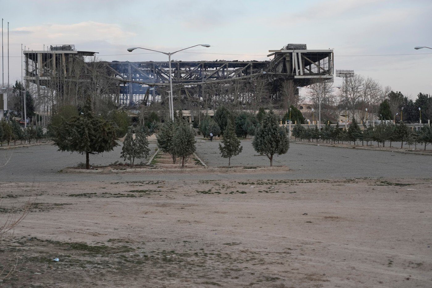 Rachete peste Orientul Mijlociu: o arenă sportivă din Iran, redusă la ruină Conflictul din Orientul Mijlociu, alimentat de atacurile reciproce dintre Iran, SUA și Israel, a dus la distrugerea unei arene sportive importante din Teheran