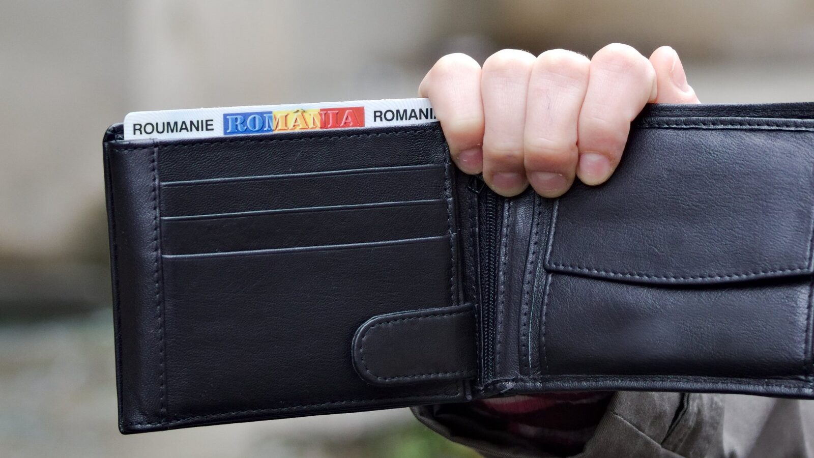 Debirocratizare: Primele măsuri pentru simplificarea obținerii actelor Guvernul anunță primele rezultate ale procesului de debirocratizare, la mai puțin de o lună de la lansarea platformei online fara-hartie.gov.ro