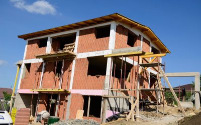 Cât costă să ridici o casă „la roșu” în 2026: Bugetul necesar și factorii care influențează prețul Construirea unei case în România implică o investiție semnificativă, iar costurile pot varia considerabil în funcție de mai mulți factori