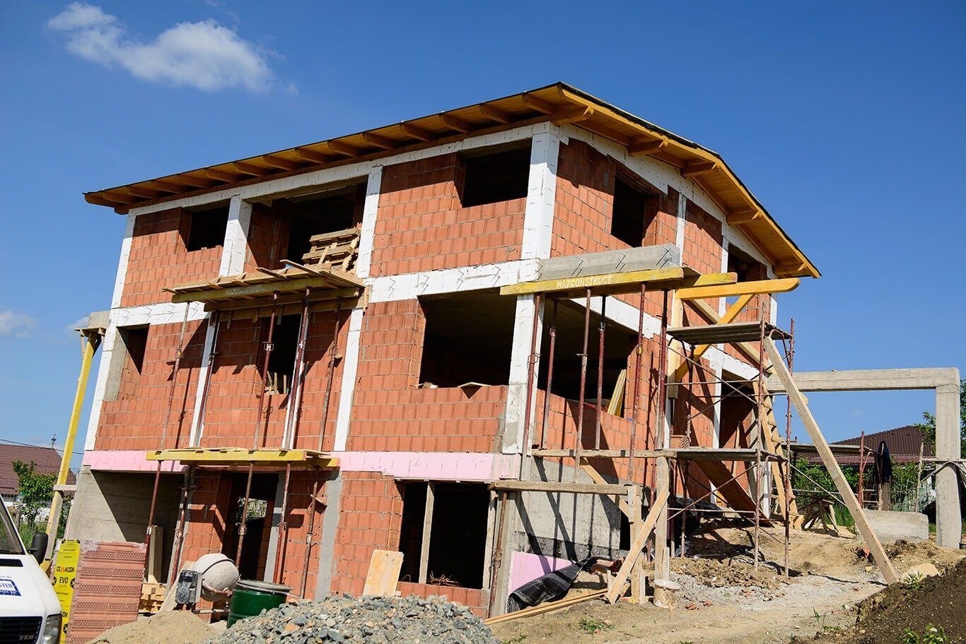 Cât costă să ridici o casă „la roșu” în 2026: Bugetul necesar și factorii care influențează prețul Construirea unei case în România implică o investiție semnificativă, iar costurile pot varia considerabil în funcție de mai mulți factori